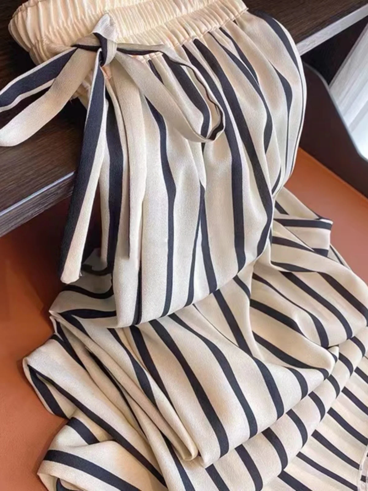 กางเกงขายาวทรงหลวมลายทางสำหรับผู้หญิง แบรนด์ Outlet ผ้าไหมน้ำแข็ง เอวสูง ใส่สบาย เหมาะสำหรับฤดูร้อน