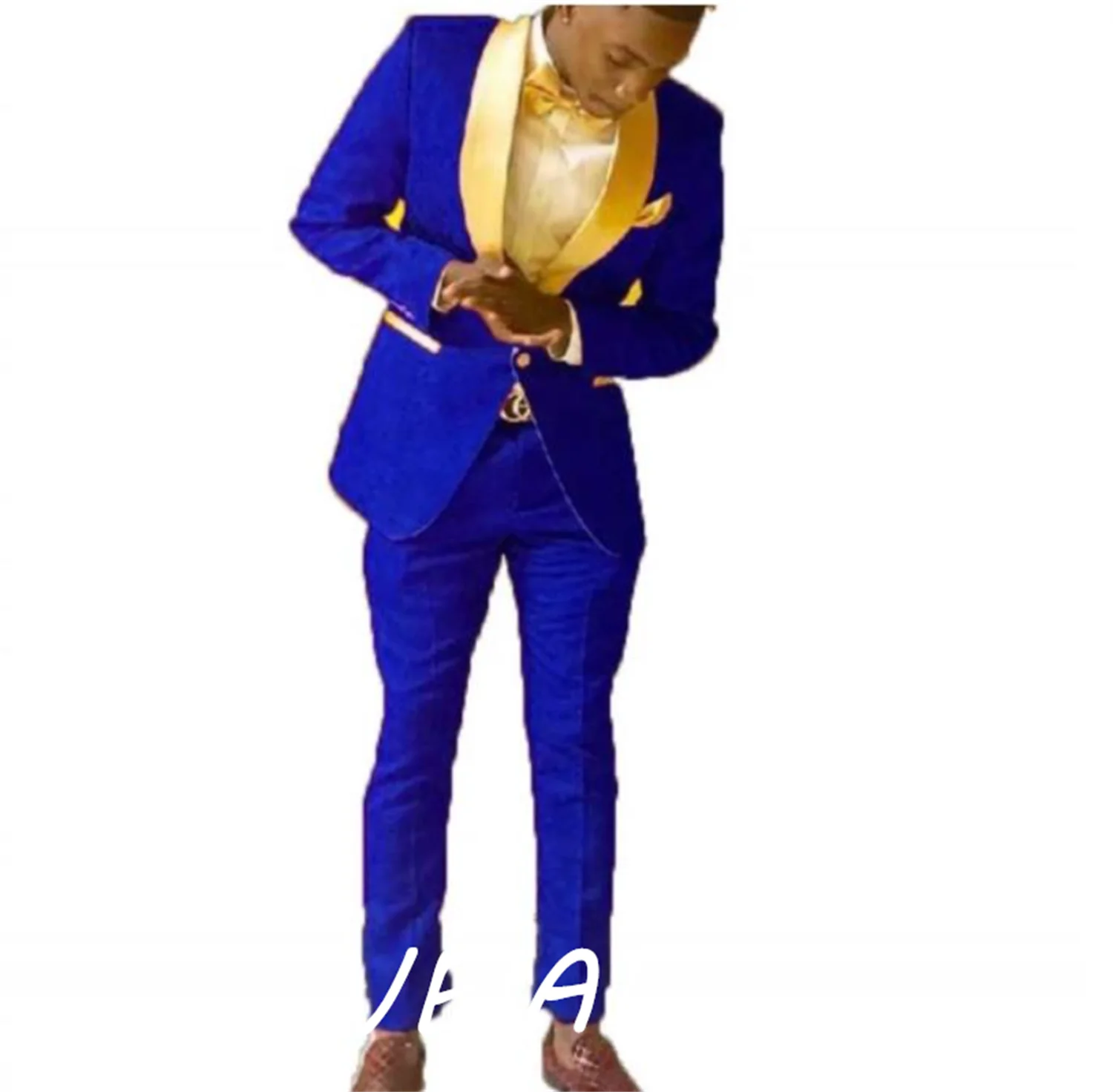 

Королевский синий смокинг для жениха по индивидуальному заказу, шаль с золотыми лацканами, мужские костюмы, комплект из 2 предметов, свадебный костюм жениха, костюм Homme (куртка + P)