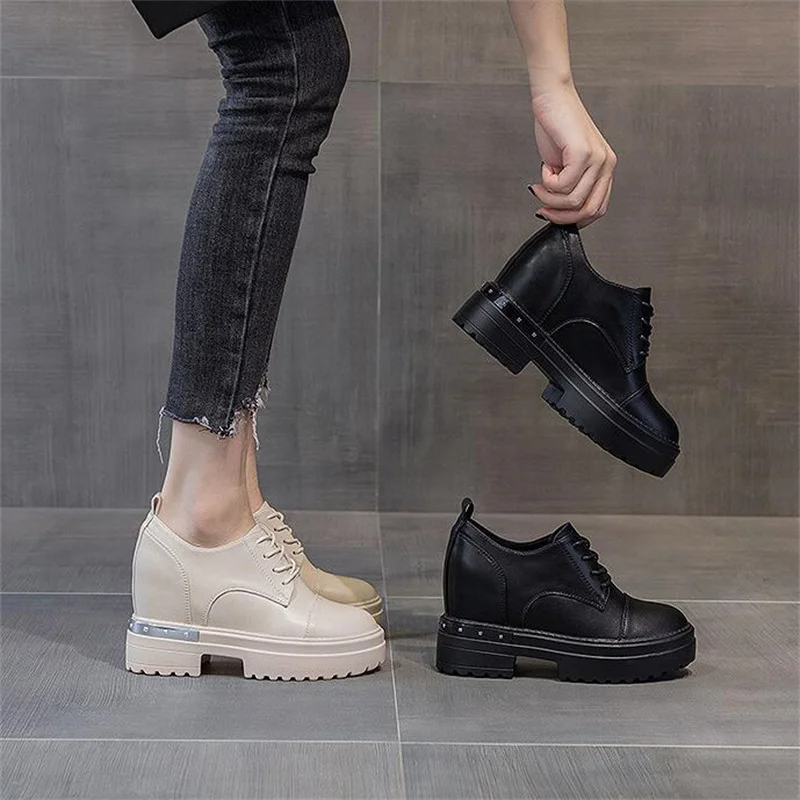 Sepatu sneaker berjalan penambah tinggi modis kulit asli untuk wanita Sneakers Platform kasual 9cm sepatu Wedge wanita diskon besar-besaran Sepatu Lace-Up