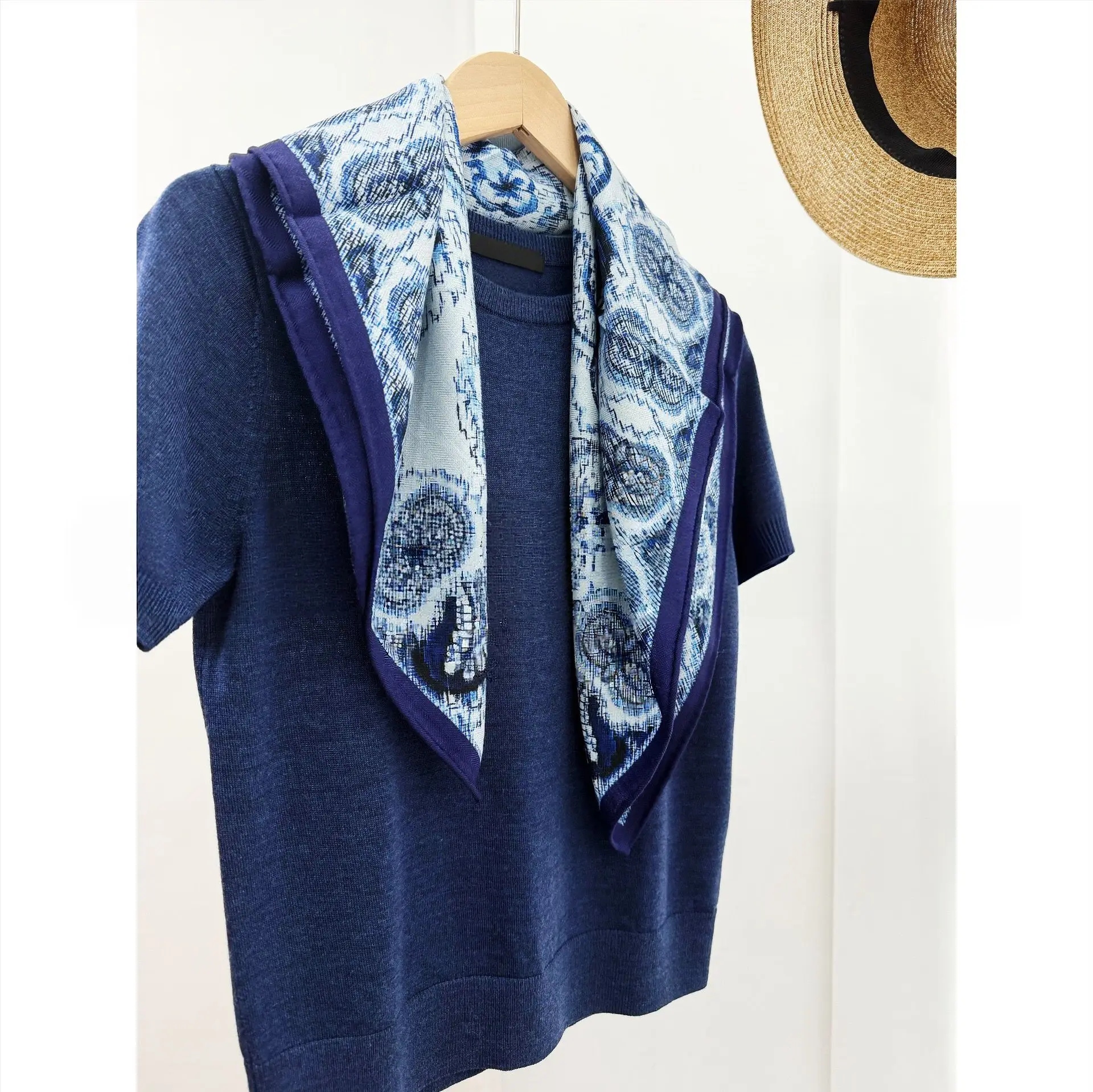 2027 Women 100% Wool Square Scarf Retro Paisley Floral Pattern Bandana Soft Neck Wrap Men's Bandanas