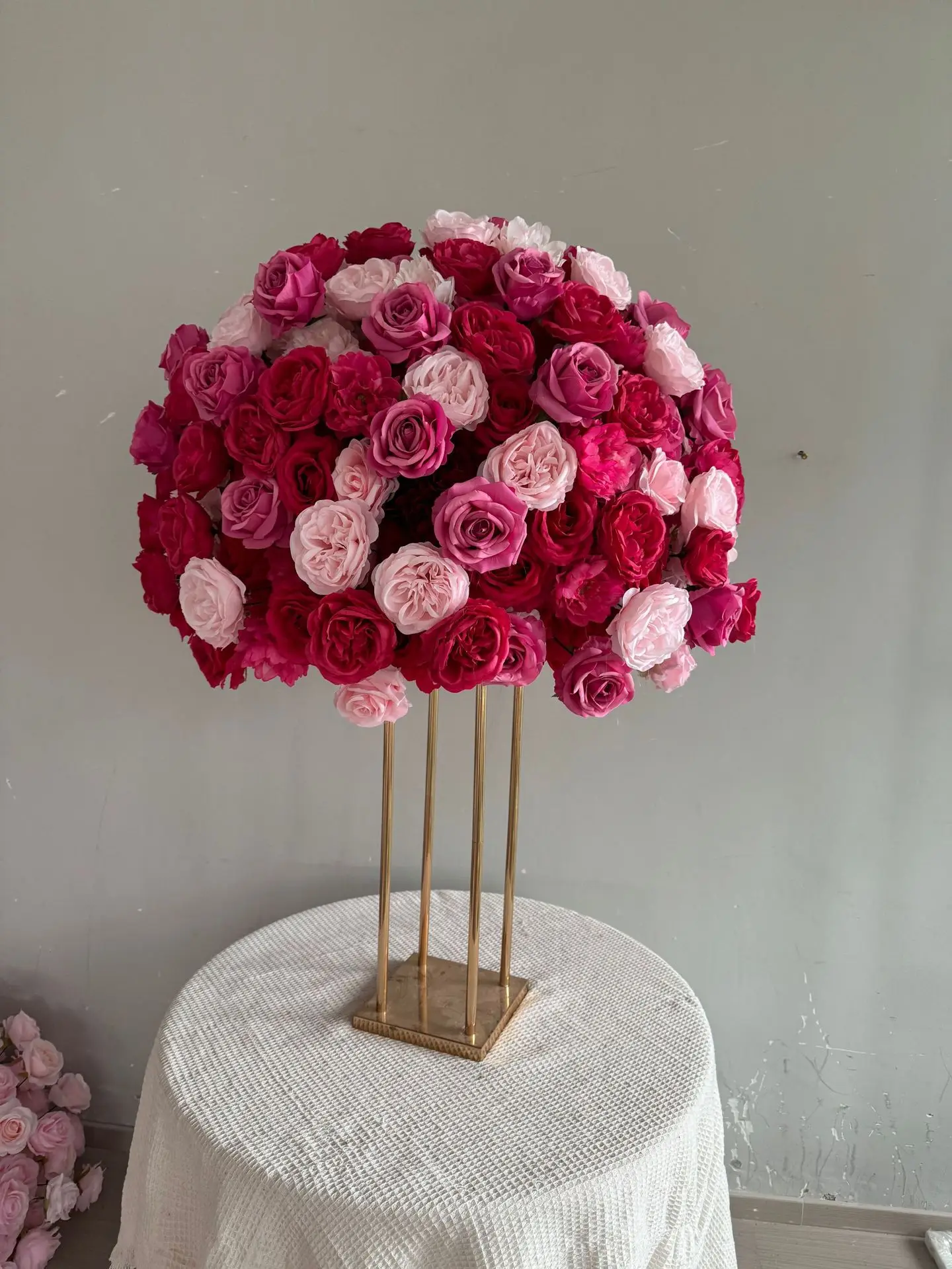 Großhandel Fuchsia Künstliche Rosenblütenkugel Hochzeitsgang-Dekoration Tisch-Mittelstück Fenster- und Ausstellungsstand Kunstblumenkugel – Detail 5