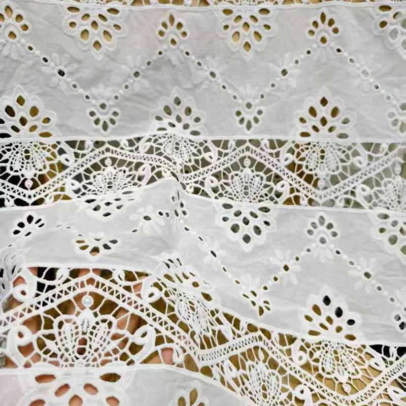 

Высококачественная модная кружевная вышитая полая хлопчатобумажная ткань для рубашек, платьев, ткань с вышивкой ручной работы своими руками