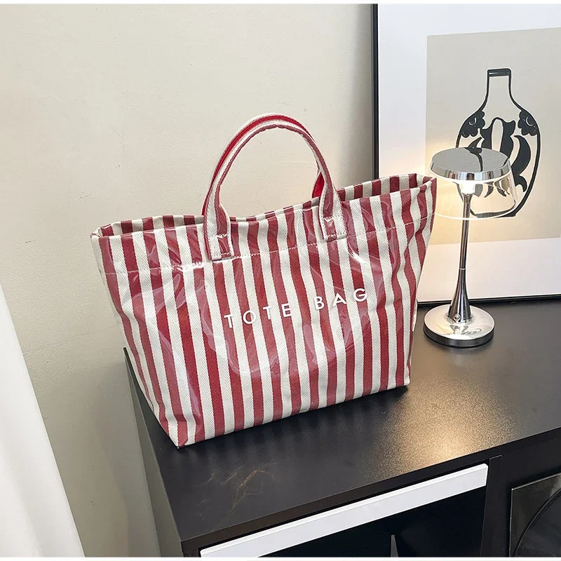 PVC-Tragetasche, wasserdichte modische Damen-Umhängetasche mit vertikalen Streifen, große Arbeitstasche mit Henkel, Shopper-Tasche – Detail 15