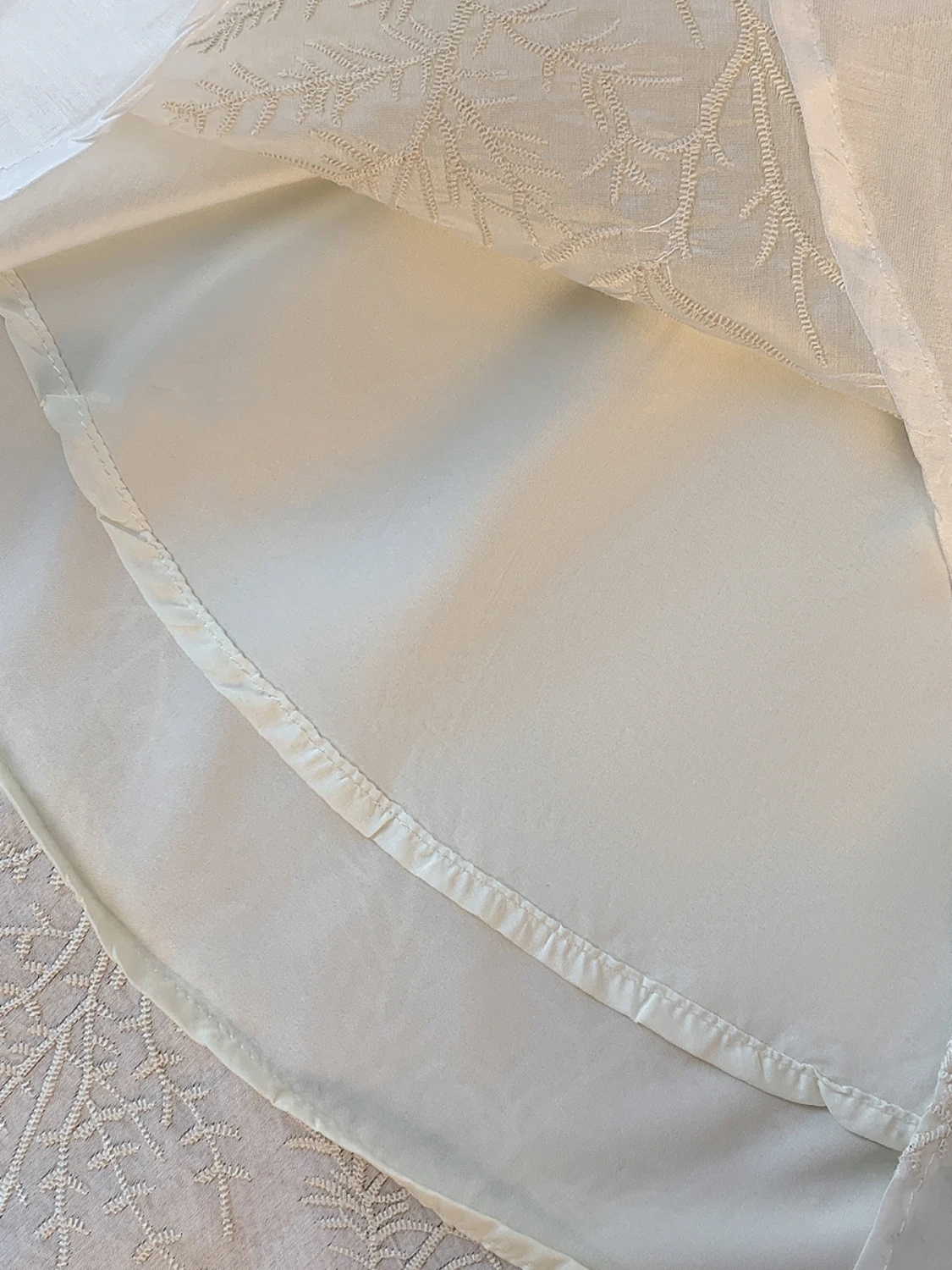 قميص نسائي صيفي 2025 جديد بأكمام قصيرة ورقبة على شكل V، مطرز، فضفاض، مقاس كبير، أنيق، موضة الشارع العصرية