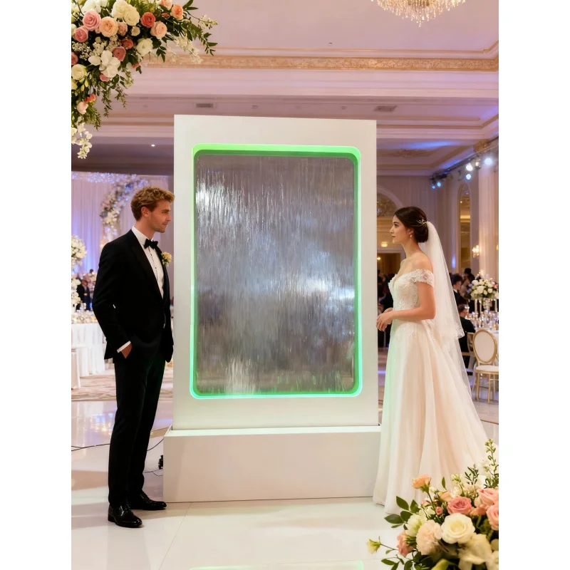 Arche de mariage luxueuse et élégante avec panneau de bienvenue personnalisable, dotée d'une fontaine en verre cascade