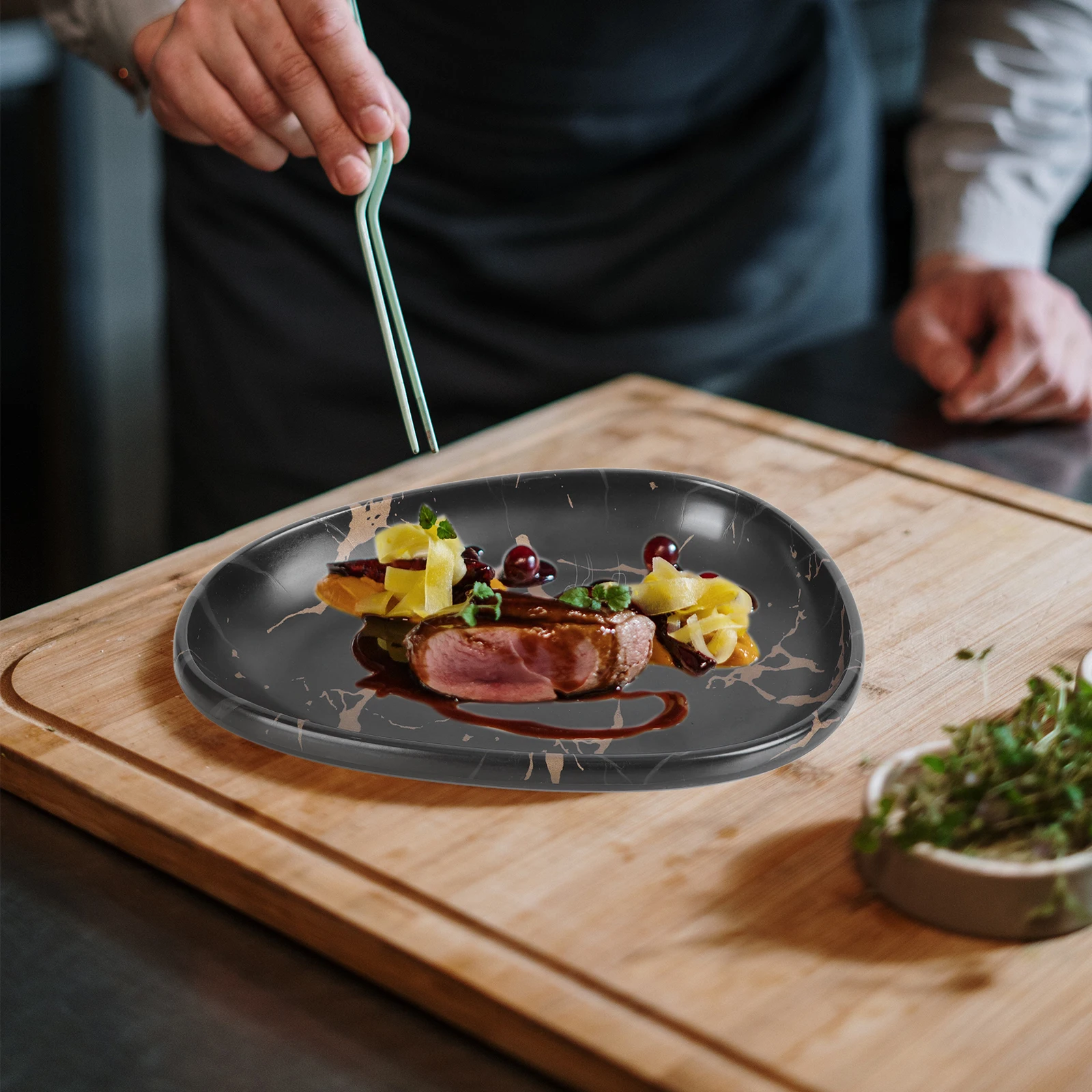 

1Pcs Premium Plastic Western Steak Tray Marbling Tableware Stable Impermeable Convenient for Hotels Restaurants Parties