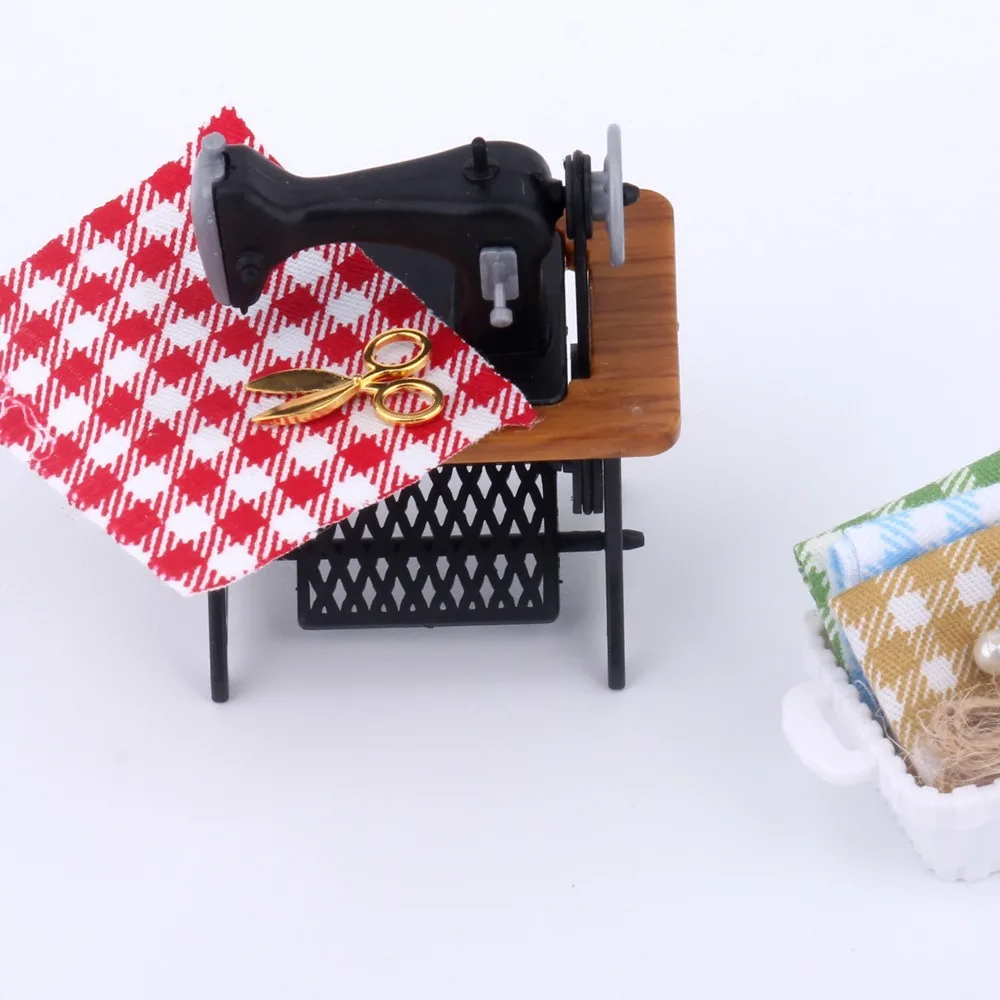 Dollhouse Miniature Furniture Set with Vintage Sewing Machine and Creative Wool Sewing, Handmade Figurines and Miniatures