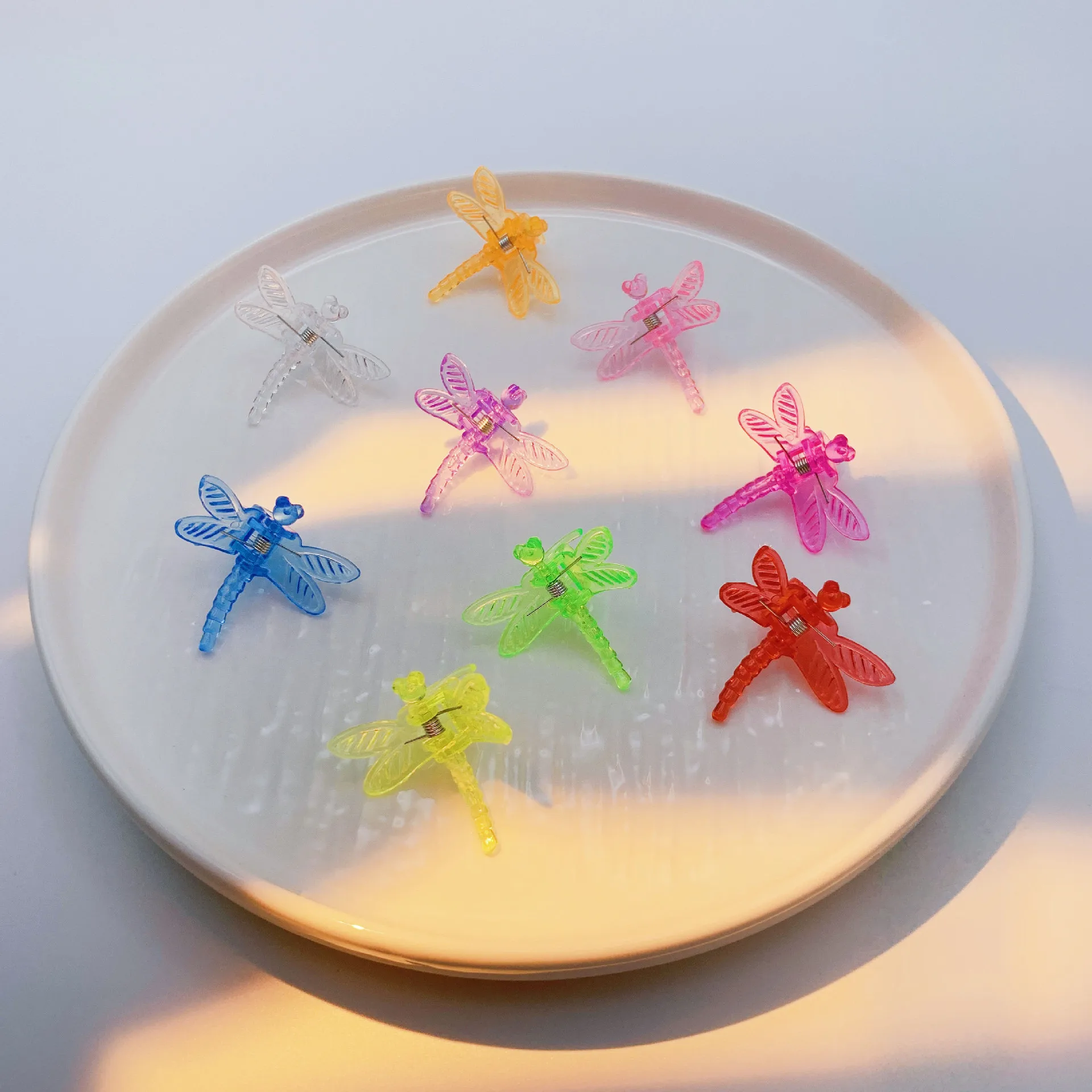 

100PCS Colorful Dragonfly Orchid Clips Mixed Reusable Plastic Garden Plant Clamps Vine Support Garden Orchid Clips Decoration