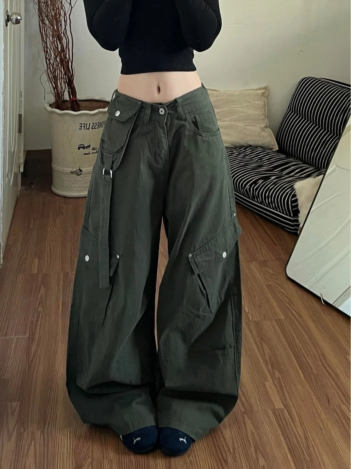 

Американские военно-зеленые ретро-брюки свободного кроя для женщин, повседневные универсальные широкие брюки с множеством карманов, весна 2026, новый стиль