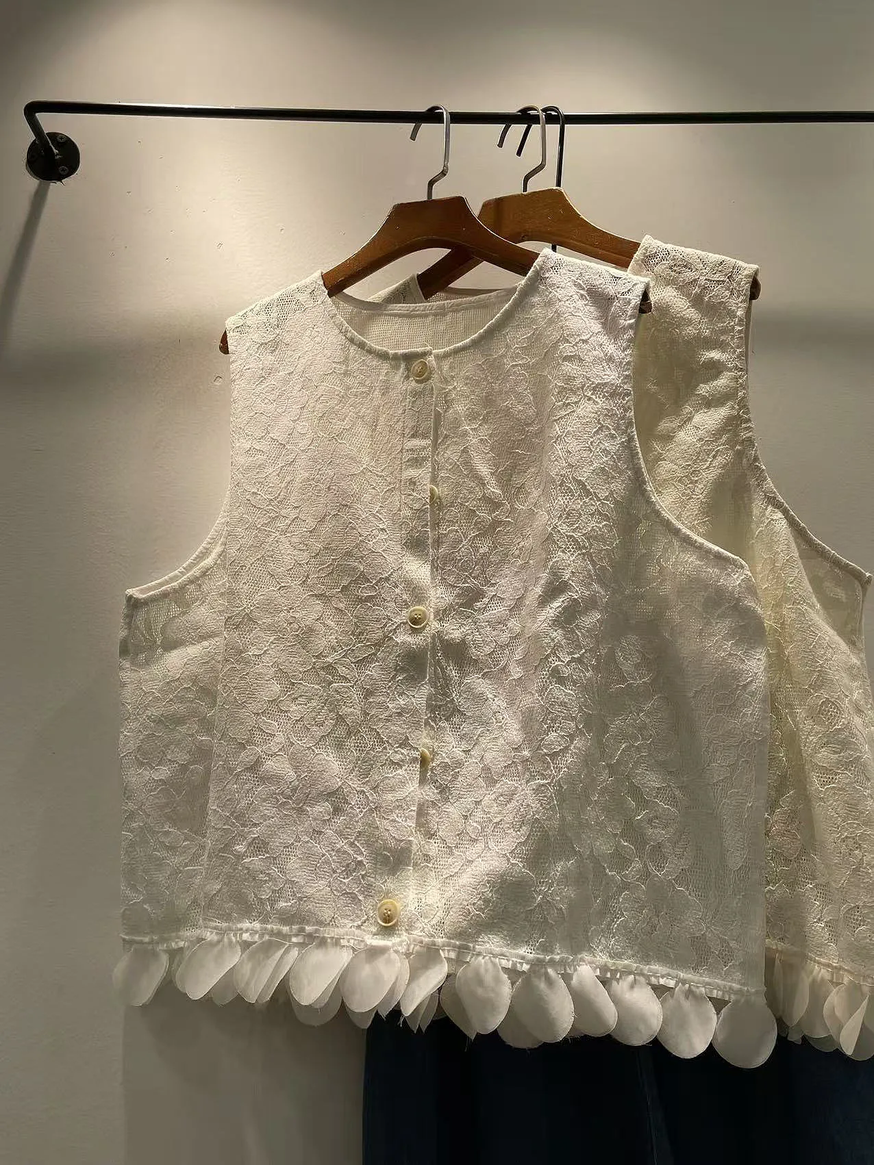 

Lace Hollow out round Neck Loose Women's Vest Top Summer 2026 Fashion Girl Style Single Button Fastening Breathable Outerwear