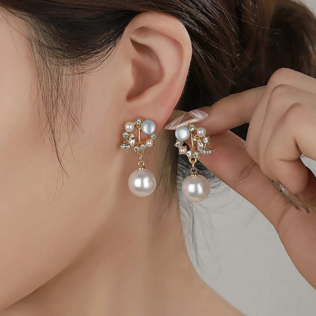 Japanese and Korean temperament light luxury stud earrings set women's new mermaid Ji pearl earrings design sense versatile earrings