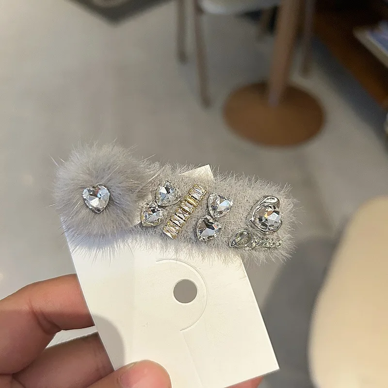 

New Winter Glamorous Korean Hair AccessoryPlush Rhinestone-Encrusted BB Clip Exquisite Elegance for Women's Wispy Hair
