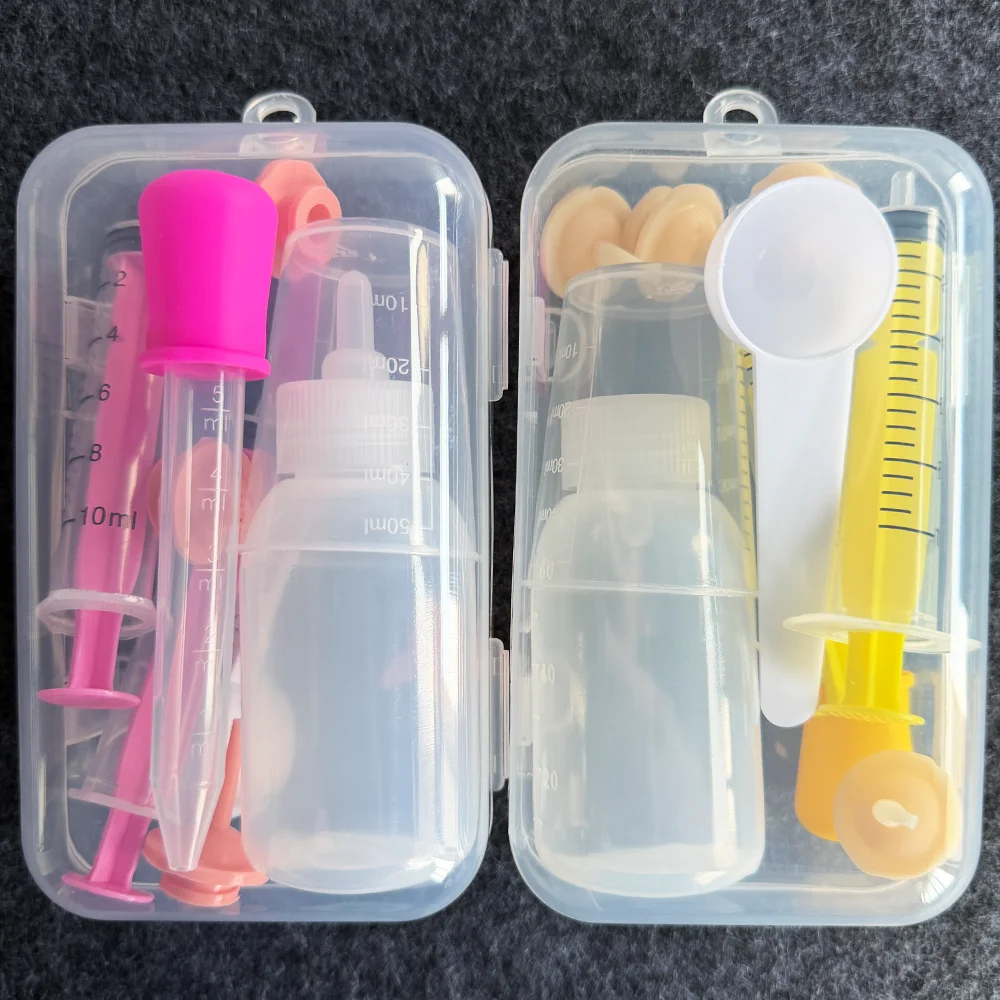 Kit de soins pour bébé et animaux de compagnie, avec divers outils (tétine, biberon, compte-gouttes, tasse graduée, seringue, cuillère, boîte de rangement) avec marquages de mesure clairs pour contrôler la quantité d'alimentation. Plusieurs embouts en silicone de rechange, résistants aux morsures et durables ; Boîte de rangement transparente rigide avec compartiments pour ranger les accessoires, à utiliser en voyage ou à la maison, pour éviter que les accessoires ne soient perdus. Convient aux chatons, aux chiots, aux hamsters, aux sugar gliders, aux chinchillas, aux lapins et autres petits animaux, il est très polyvalent.