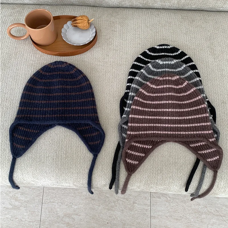 Japanische Wollmischmütze mit Streifenmuster, Schnürung und Ohrenschutz, gestrickt für Wärme im Winter, als Beanie-Mütze oder Bomber-Mütze für Damen geeignet, auch zum Radfahren. – Detail 4