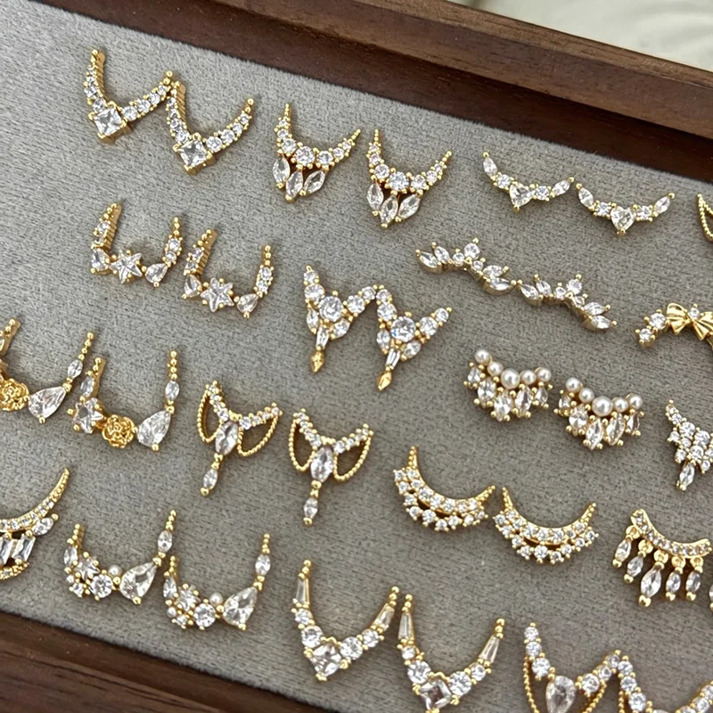 5 Stück vergoldete Kupfer-Zirkon-Nagelanhänger – Nagelkunst-Dekoration im französischen Stil mit glitzerndem Kristallrand, luxuriöser Nagelschmuck – Detail 2