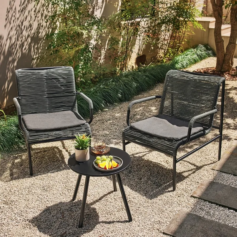 

Современный комплект бистро для улицы из 3 предметов с плетеными стульями из полиэтилена из ротанга, мягкими подушечками и журнальным столиком для сада и крыльца AllWeather D