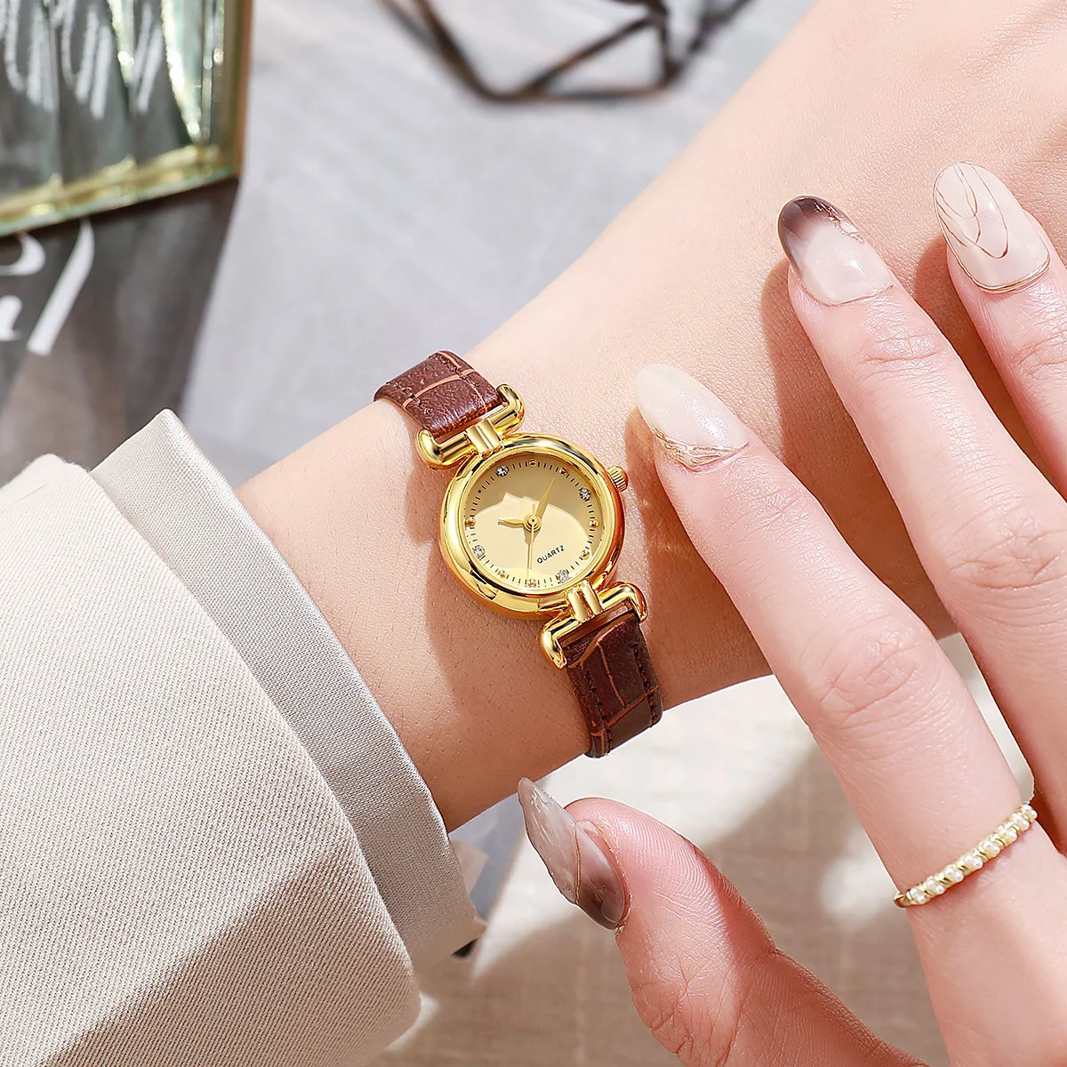 นาฬิกาผู้หญิง นาฬิกาสไตล์ย้อนยุคระดับไฮเอนด์ นาฬิกาสายควอทซ์โรมันเฉพาะและเป็นส่วนตัว สามารถปรับแต่งได้