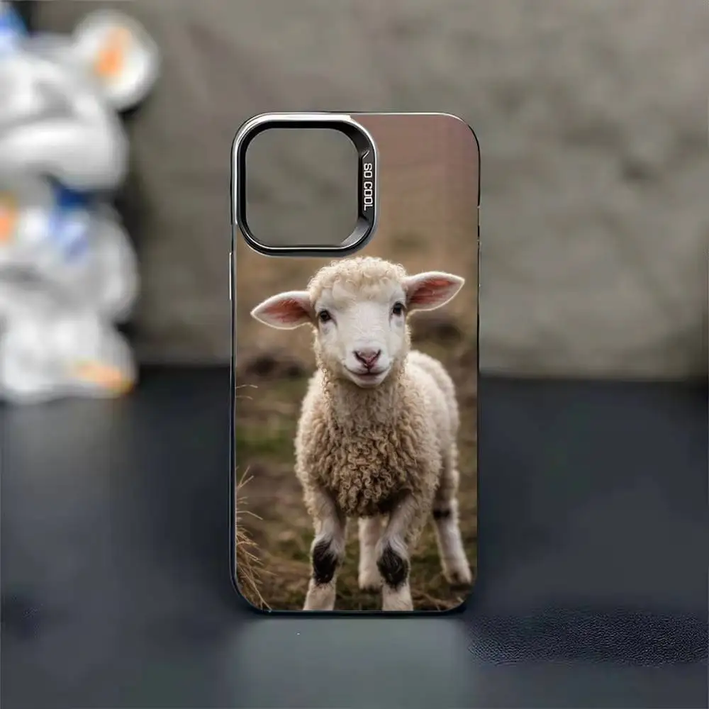 حافظة هاتف على الأغنام على المراعي لهاتف آيفون 17 16 15 14 13 12 11 Pro Max Plus غطاء أسود غير لامع فضي