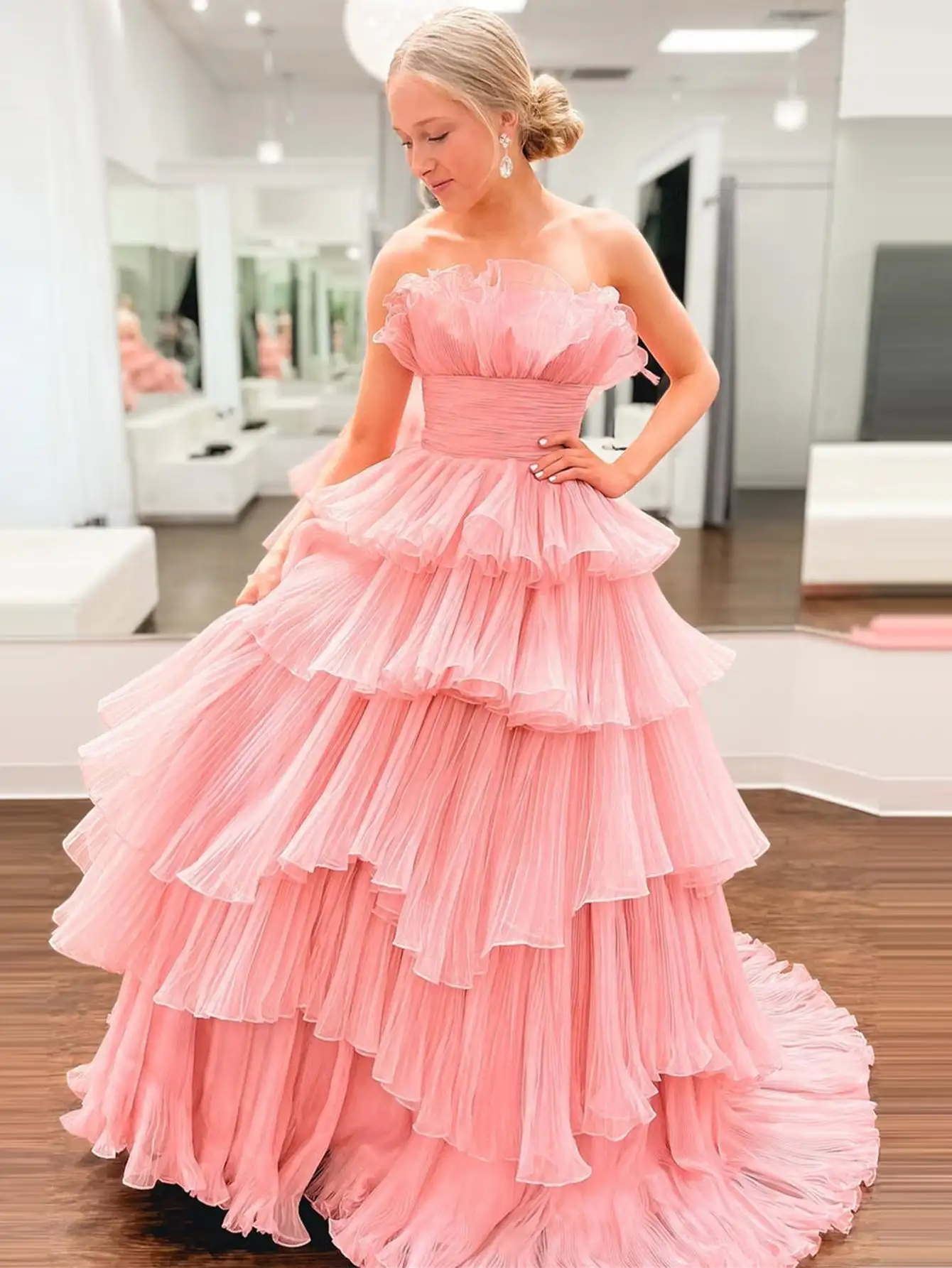 Strapless A-Line Tiered Crinkled Tulle Prom Dress Sleeveless Tiered Ruffles Pleated Formal Party Gowns Zipper Back Evening Dress