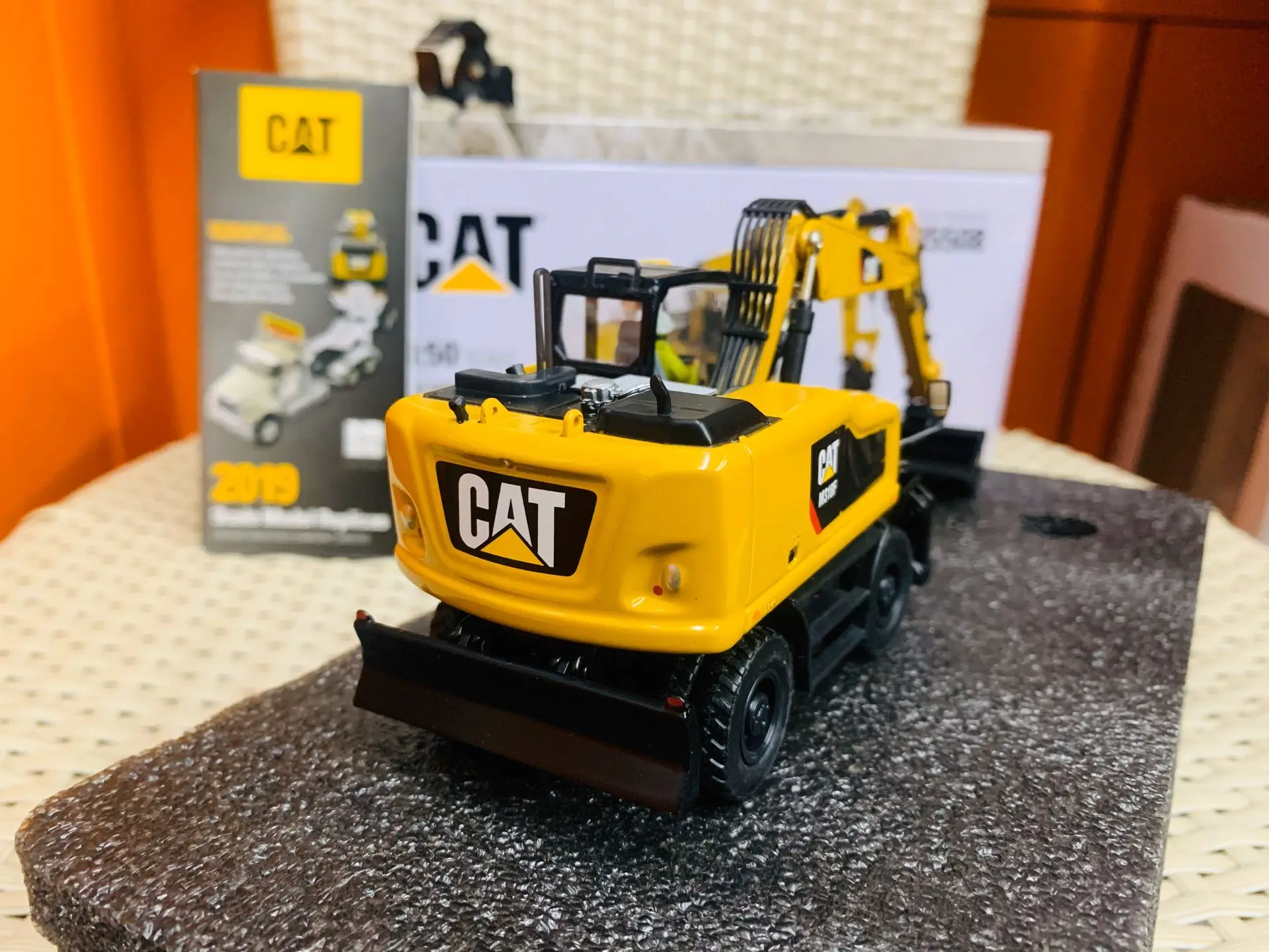 M318F Wheeled Excavator 1/50 Scale DieCast Model DM85508 New Box