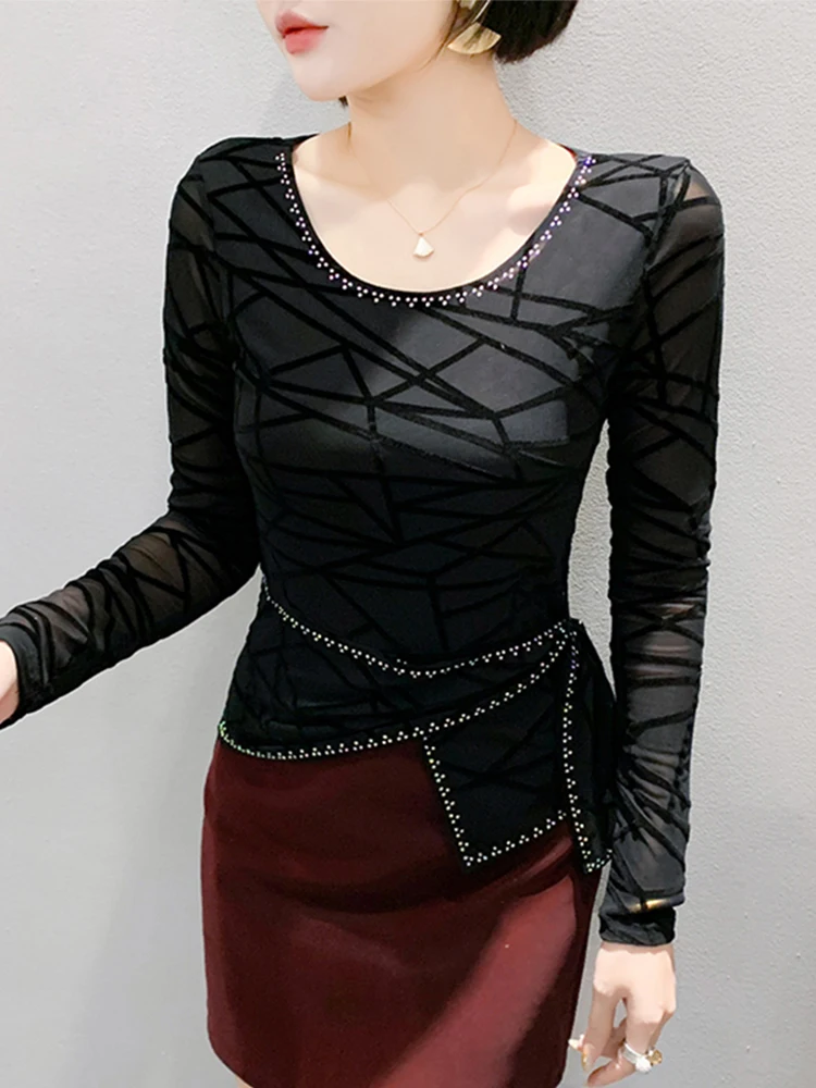 Ele Long Sve المخملية تي شيرت مطبوع المرأة سليم صالح الربيع Faion الأوروبي Sle غير المتماثلة مطرز أعلى لي قاعدة irt