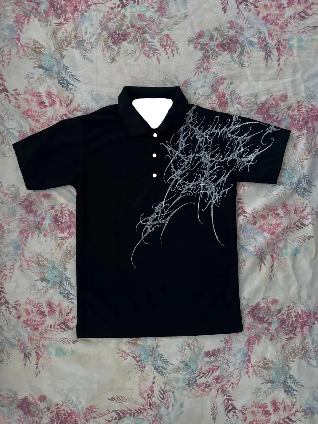 Y2K Poloshirt mit Rock-Gothic-Print für Erwachsene/Kinder, Hip-Hop-T-Shirt mit Knopfkragen, Punk-Freizeitshirt, minimalistisch und modisch – Detail 5