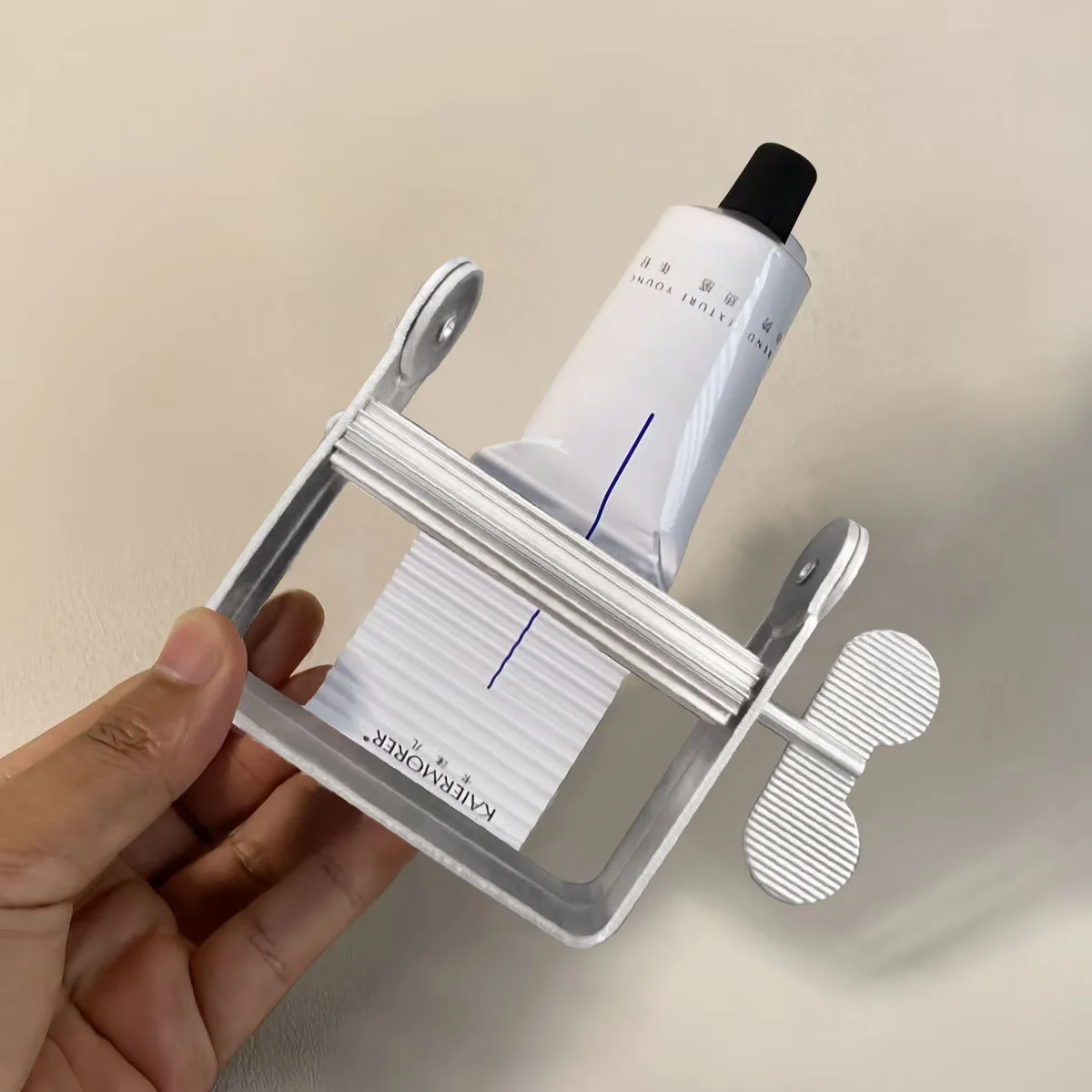 

Metal Toothpaste Tube Squeezer - Large Multifunctional Tube Wringer Roller Dispenser for Hair Color Dye, Paint Tubes,