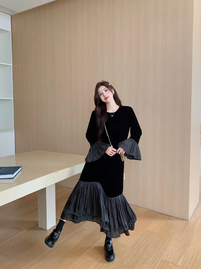 Design retrô de veludo feminino elegante e moderno no outono e inverno com mangas largas e saia longa rabo de peixe