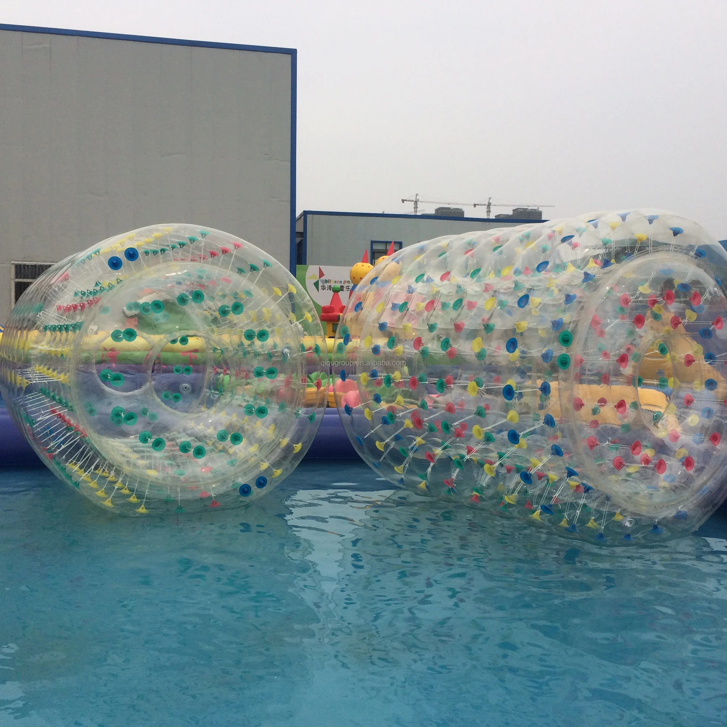 Equipo de parque acuático, atractivo juego acuático, divertido rodillo inflable para caminar en el agua, bola zorb