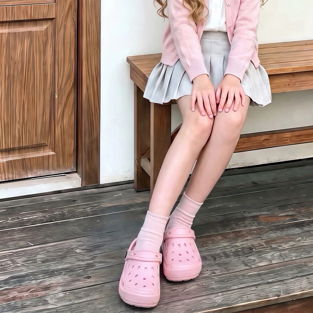 Kinder-Sandalen mit Lochmuster, EVA-Weichsohlen-Clogs für Mädchen, atmungsaktive, leichte Kinder-Slipper für den Alltag. – Detail 4