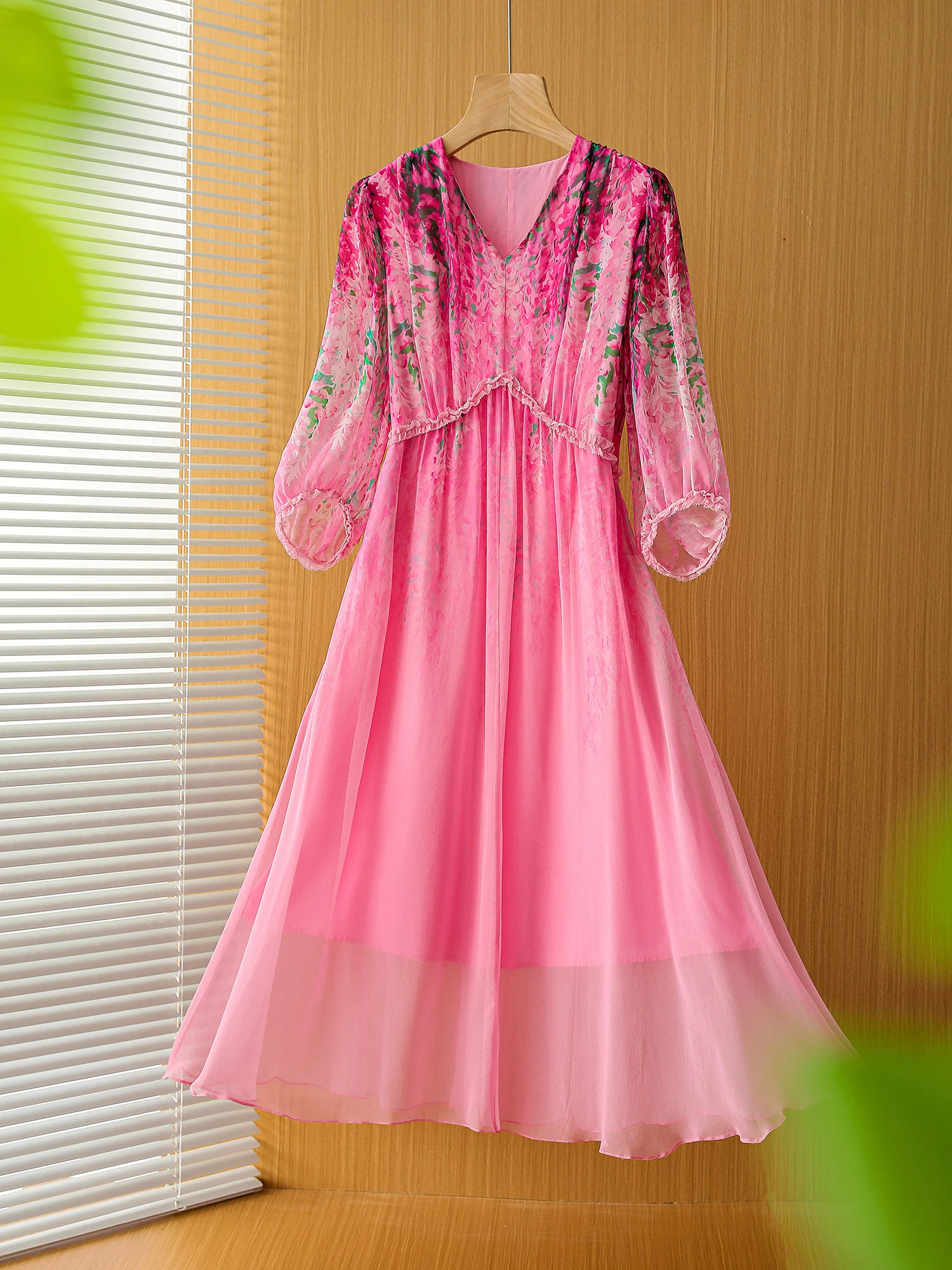 

New high-end silk mulberry silk Qiaoqisha elegant printed V-neck lace dress LY8942