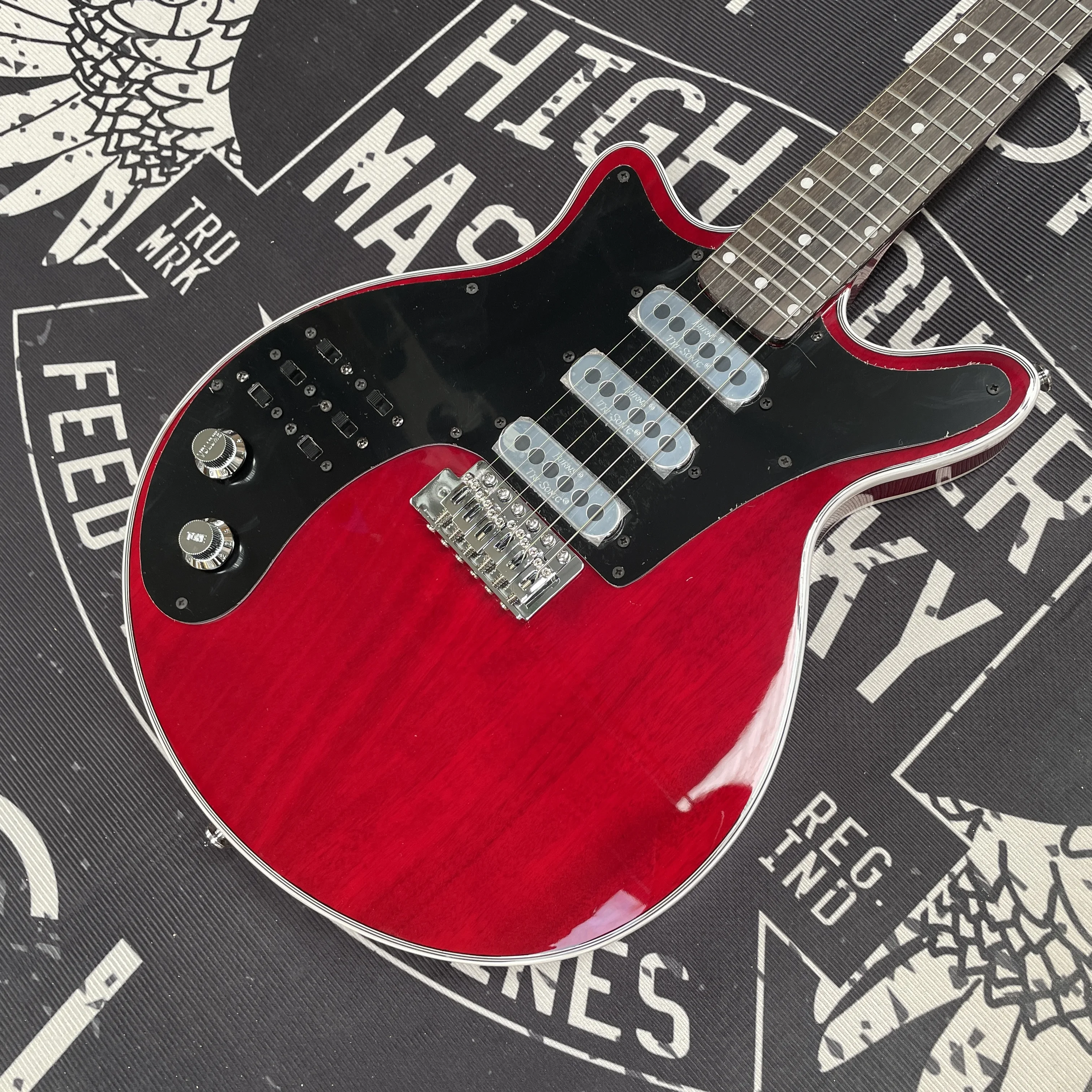 Guitarra eléctrica roja para zurdos, diseño de escala corta y cuerpo largo para facilitar el toque de las cuerdas, ideal para presentaciones en vivo orientadas al ritmo.