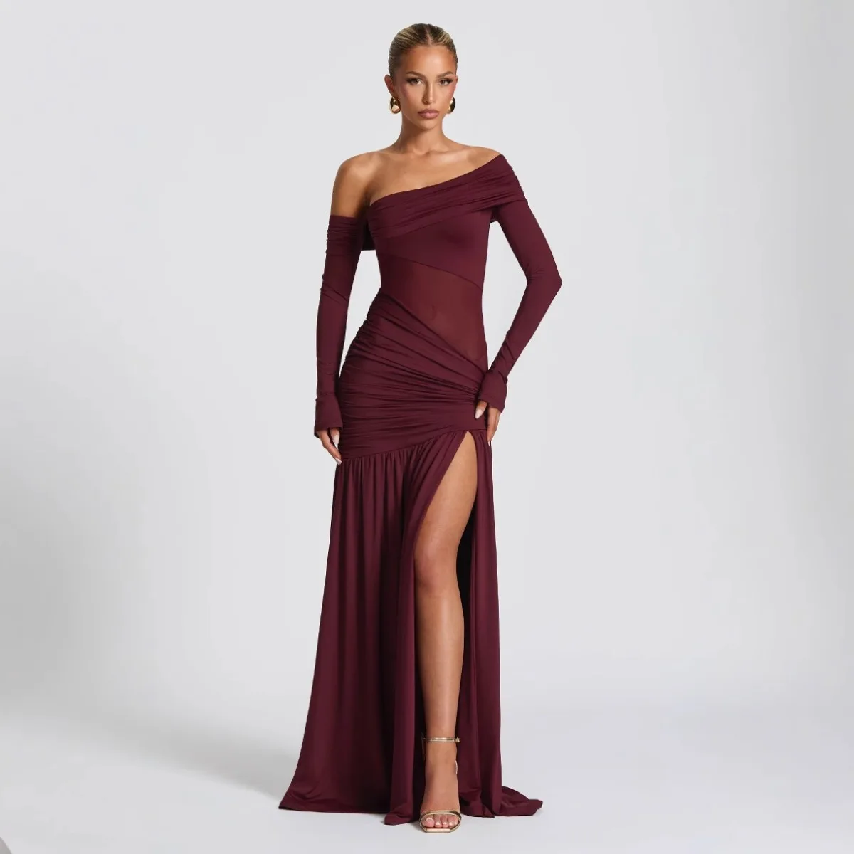 Elegante Abito Bordeaux da Donna con Spacco Alto sulla Coscia e Dettaglio Trasparente, Vestito Lungo Asimmetrico Monospalla per Serate Formali e Balli di Gala