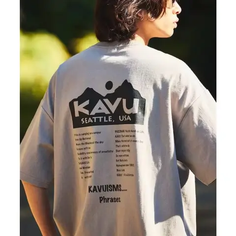 2025년 여름 트렌드, 새로운 여름 트렌드 브랜드 Kavu에서 남녀 모두를 위한 반팔 프린트 코튼 티셔츠를 선보입니다.