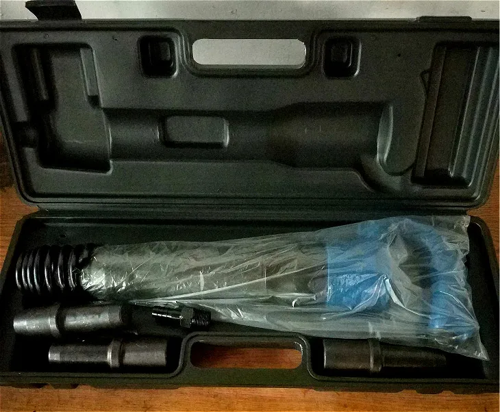 

TY81016 Пневматический молоток для горячего клепания для заклепок 12 мм, 14 мм, 16 мм с молотком трех размеров в выдувной футляре для переноски