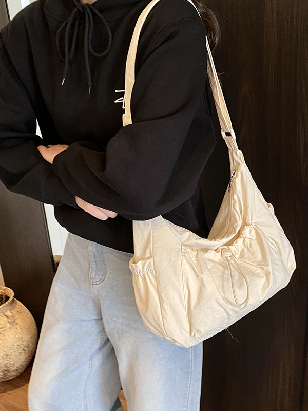 حقيبة قماشية كبيرة السعة بحزام كتف وحبل للإغلاق، مناسبة للتنقل إلى العمل للشباب والشابات