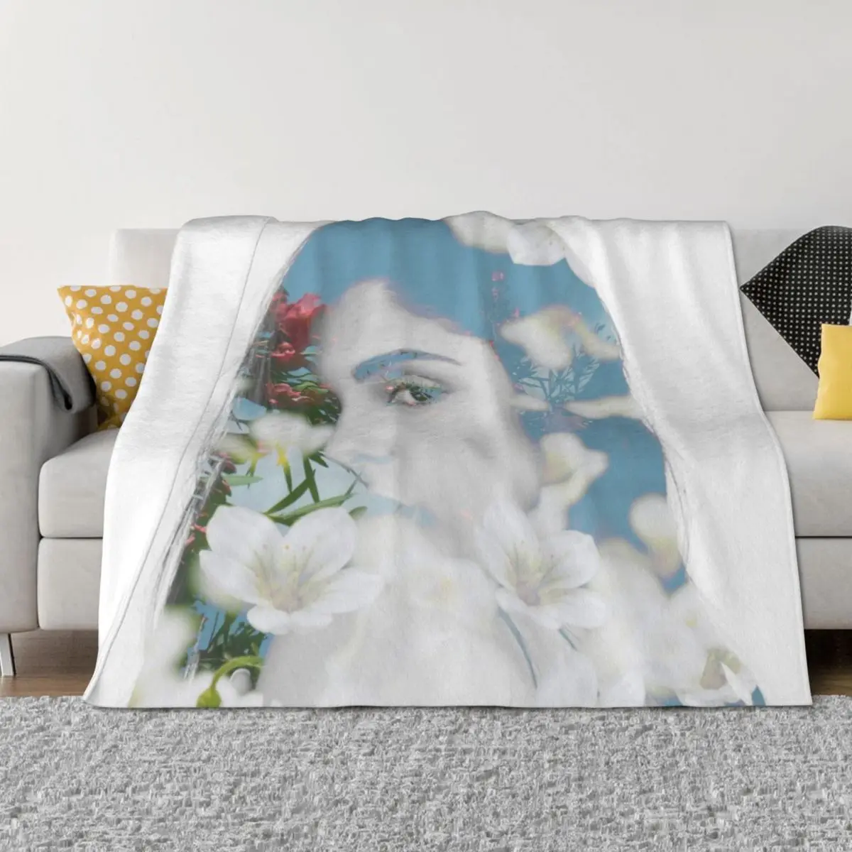 

Como la Flor Silhouette with Flowers Throw Blanket Flannels Thermals For Travel Summer Softest Blankets
