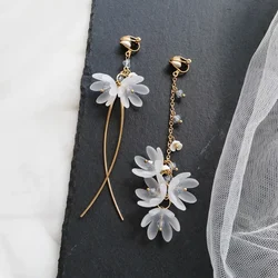 Geometric White Flower Clip on Earrings No Pierced Ears Asymmetric Metal Curve Line Long Clips Earrings Without Piercing Hole