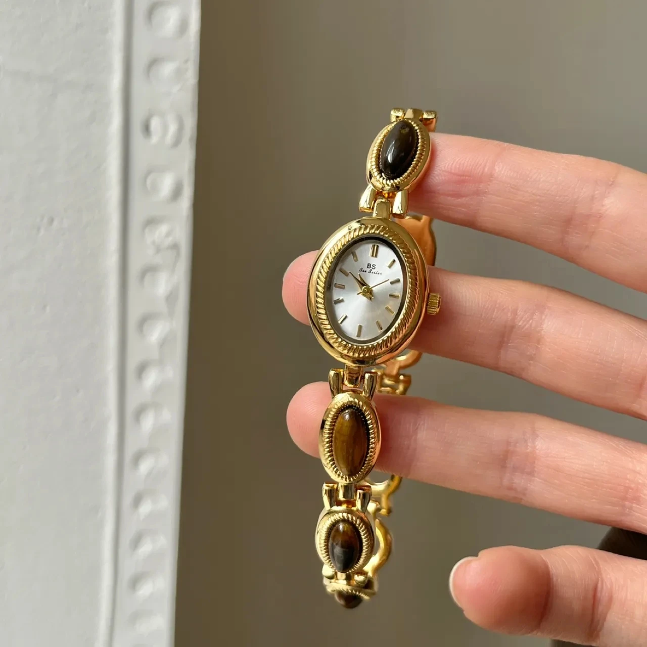 Jam Tangan Wanita Mewah Modis Jam Tangan Kuarsa Dial Oval Batu Permata Alami Gelang Jam Tangan Wanita Temperamen Kelas Atas Unik