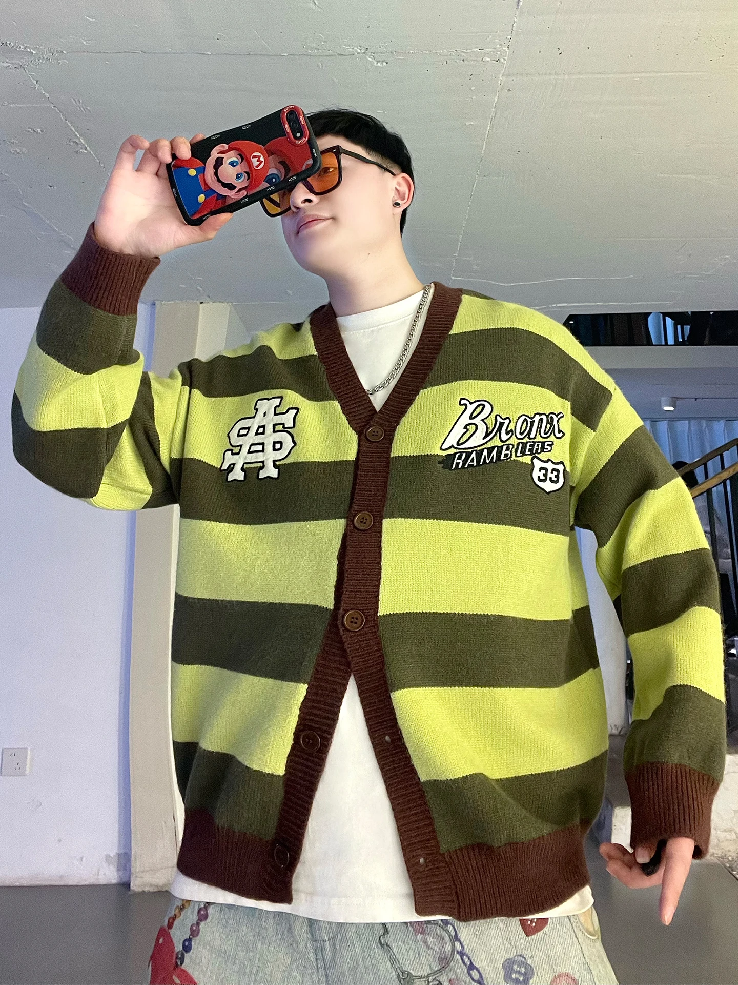 

Мужской вязаный кардиган в американском винтажном стиле с цветными полосками и вышивкой, свободный крой, V-образный вырез, вязаный, в стиле Lazy Design