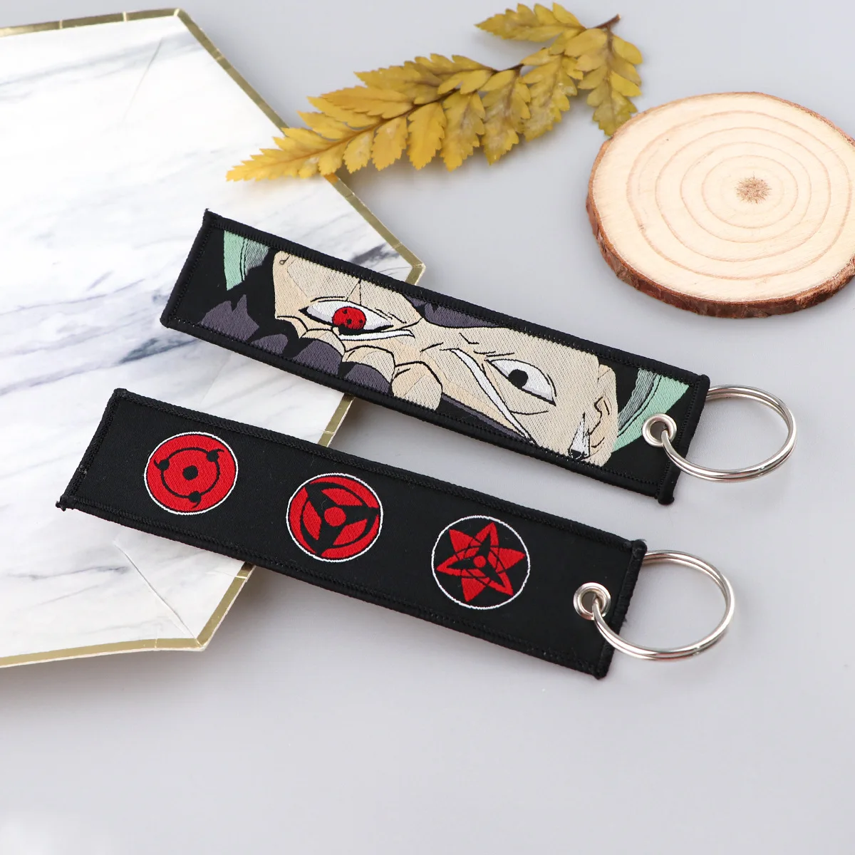 Anime Naruto Bestickte Schlüsselanhänger Coole Schlüsselanhänger für Frauen Männer Auto-Schlüsselring Cosplay Zubehör Spielzeug Geschenk