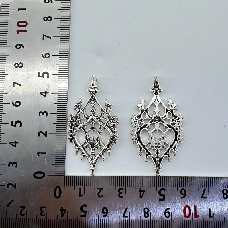 4 Stück Vintage Gothic-inspirierte Schlossfenster-Anhänger, hohle Herz-Schloss-Charms für DIY-Schmuckherstellung Zubehör – Detail 3