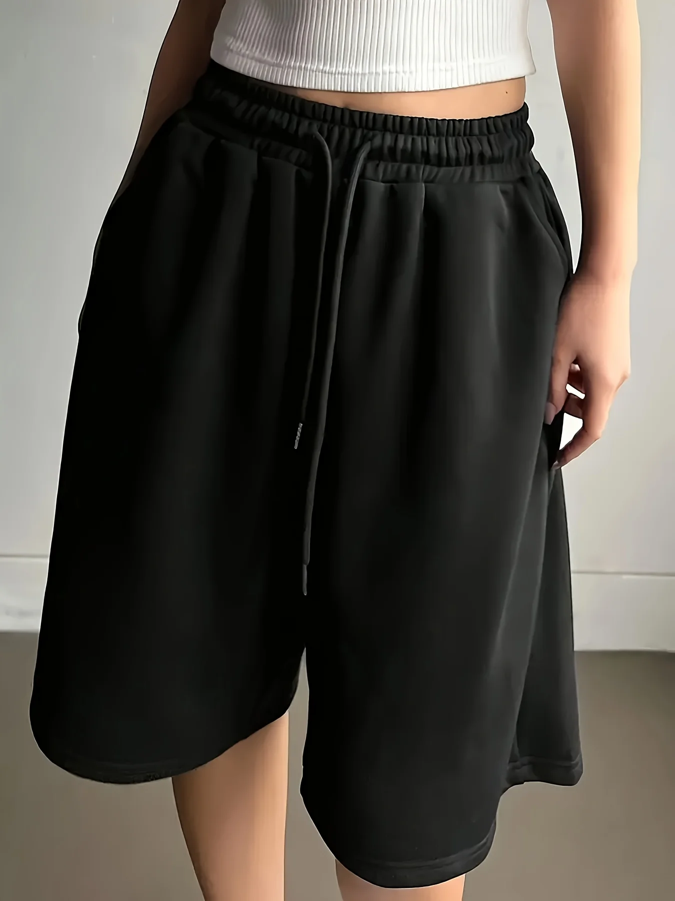 

Шорты в повседневном стиле, однотонные, с поясом на шнурке и карманами, подходят для повседневной носки на улице.