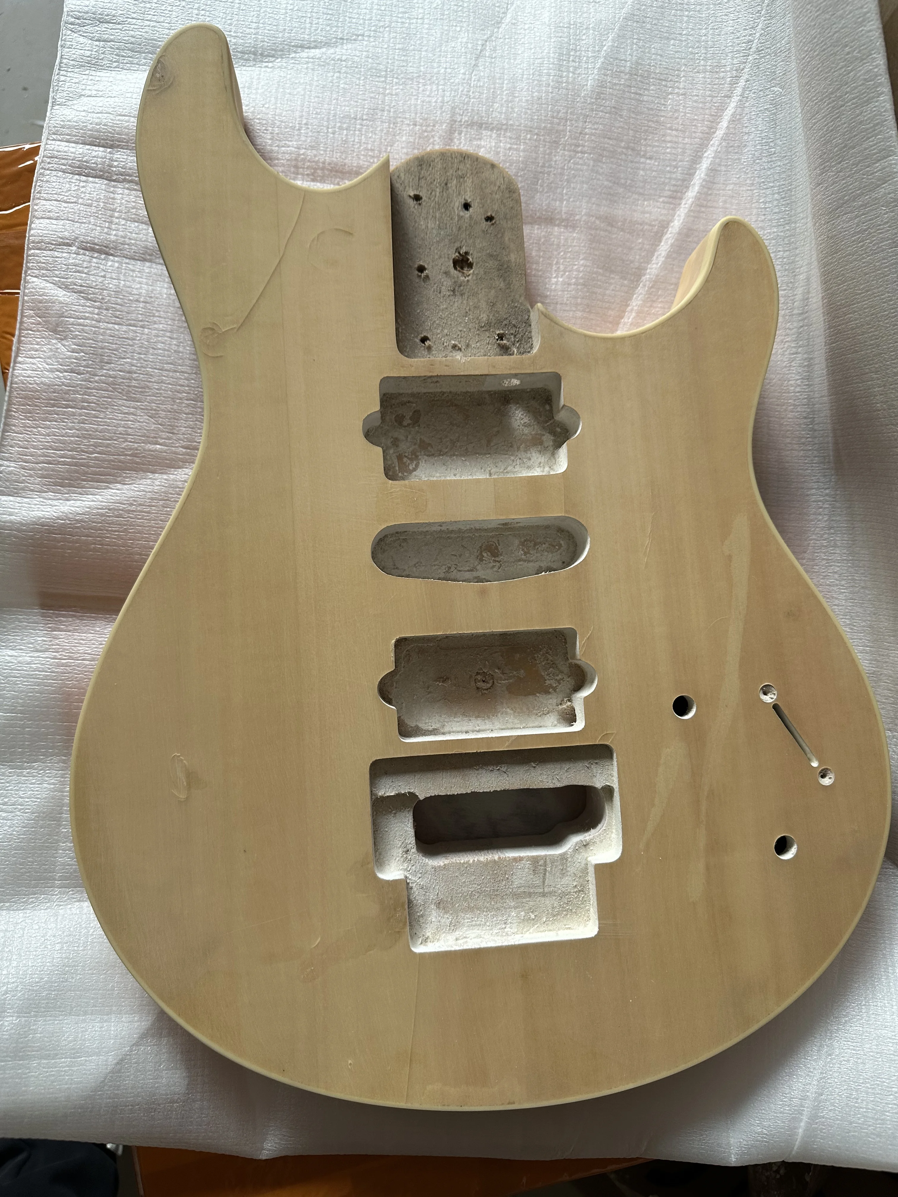 

Оригинальный корпус электрогитары, дефектный, редко-красный, звуковой цвет, липа, готовый к установке без оборудования