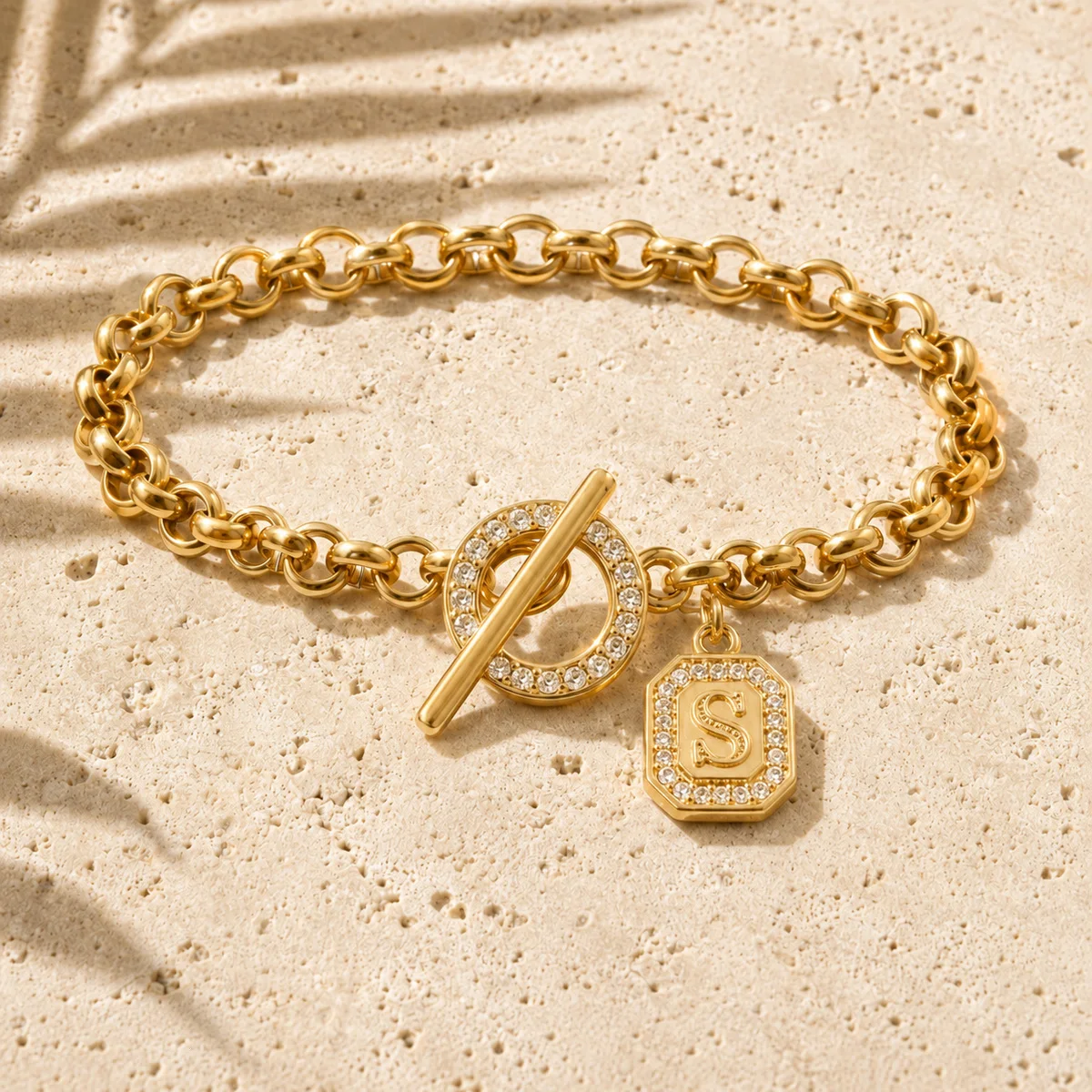 Vergoldete Personalisierte Initialen-Charm-Armbänder für Damen und Herren mit Kubischem Zirkonia und Knebelverschluss - Schmuckgeschenk für den Alltag – Detail 22