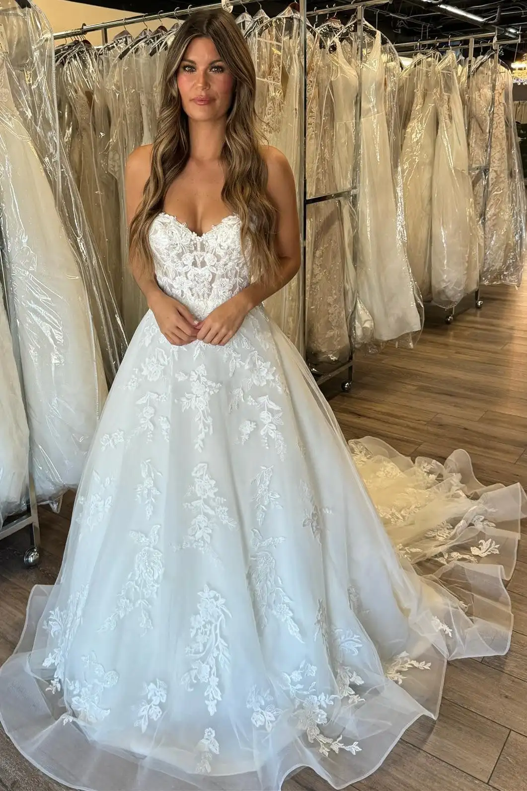 Customized A Line Women Wedding Dresses Appliques Court Train Bridal Gowns Formal Occasion robe de mariée