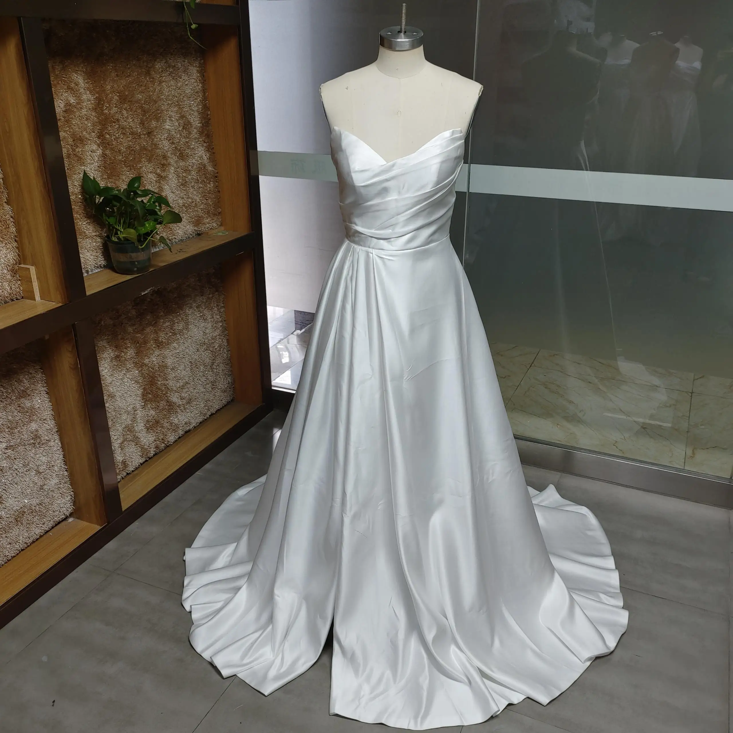 Roddrsya-女性のためのストラップレスのサテンのウェディングドレス,ノースリーブ,サイドスリット,空中ブランコ,モダン,スイープ,ウェディング