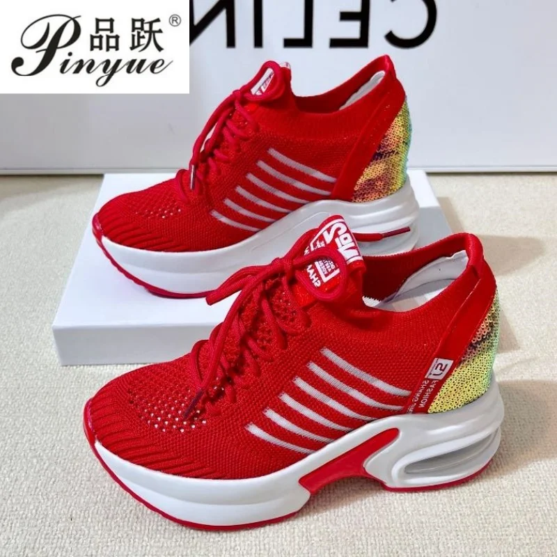 

Женские дышащие повседневные кроссовки с сеткой 9 см, весенние вязаные женские вулканизированные туфли на танкетке, увеличивающие рост, размеры 33-40