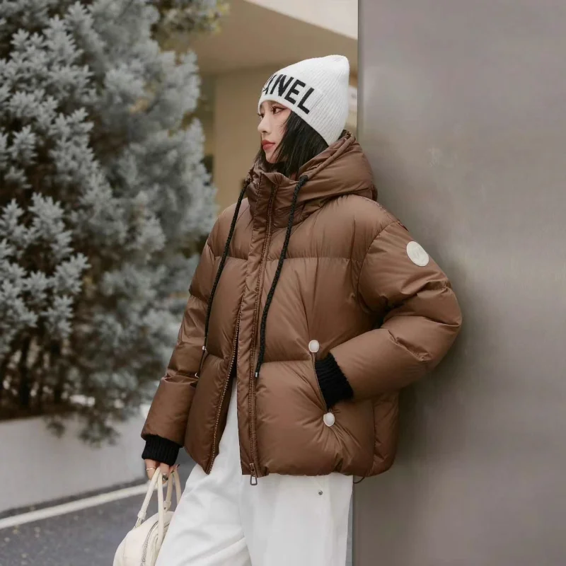 سترة نسائية شتوية 2025 منتفخة قصيرة بغطاء للرأس على طراز ركاب معطف سميك أنيق