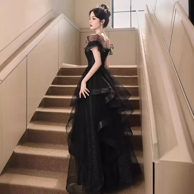 فستان سهرة أسود عصري 2026 جديد بكتف واحد نمط مأدبة عيد ميلاد المضيف الفرنسي امتحان فني فستان حفل الكبار